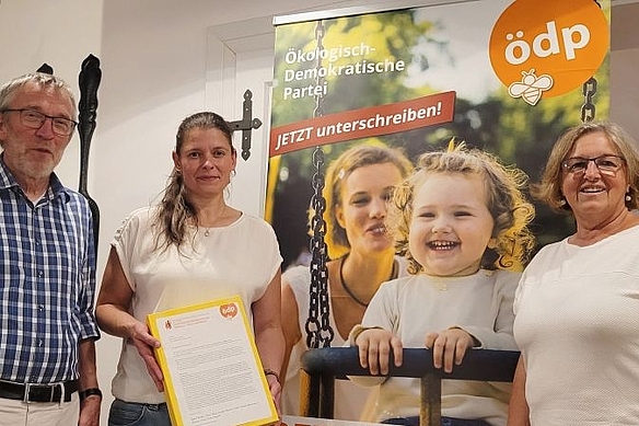 stellv. Landrätin Martha Altweck-Glöbl (rechts) mit der ÖDP-Landesvorsitzenden Agnes Becker und dem ehemaligen ÖDP-Landesvorsitzenden Bernhard G. Suttner