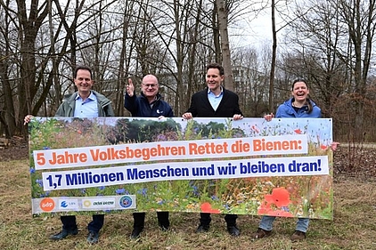 von links: Claus Obermeier, Vorstand der Gregor Louisoder Umweltstiftung, Dr. Norbert Schäffer, Vorsitzender des Landesbundes für Vogelschutz  (LBV), Ludwig Hartmann (Grüne), Vizepräsident des Bayerischen Landtags sowie die Volksbegehren-Beauftragte und ÖDP-Landesvorsitzende Agnes Becker