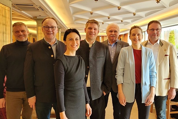 Die Passauer ÖDP-Europakandidatin Ronja Zöls-Biber (vorne) sprach erstmals am Politischen Aschermittwoch – zusammen mit (von rechts) dem bayerischen Europaspitzenkandidaten Dr. Michael Stöhr, der ÖDP-Bundesvorsitzenden Charlotte Schmid, Sepp Schmid, dem Vorsitzenden der Arbeitsgemeinschaft Bäuerliche Landwirtschaft (ABL) Sepp Schmid, dem bayerischen ÖDP-Parteichef Tobias Ruff, Bezirksrat Urban Mangold und Bezirksvorstandsmitglied Jörn Rüther. 