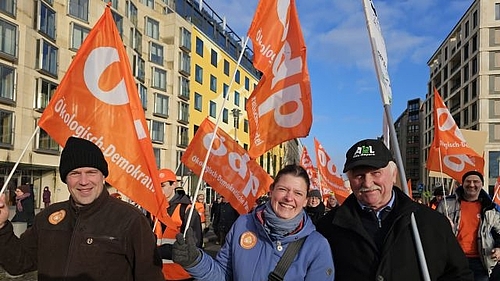 ÖDP-Landesvorsitzenden Agnes Becker (Mitte) und Tobias Ruff (links) mit dem Landesvorsitzenden der Arbeitsgemeinschaft Bäuerliche Landwirtschaft Sepp Schmid