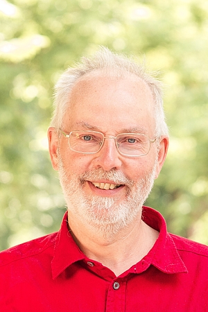 Walter Stadelmann Das Foto zeigt Walter Stadelmann vor grünem Hintergrund.