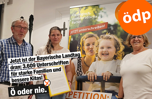 Machen sich für Familien stark: ÖDP-Landesvorsitzende Agnes Becker (Mitte) mit Stellvertreterin Martha Altweck-Glöbl und dem ehemaligen ÖDP-Landesvorsitzenden Bernhard G. Suttner vor der Einreichung der 3.609 Unterschriften an den Bayerischen Landtag (Foto: ÖDP)