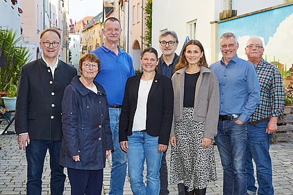 ÖDP-Landesvorsitzende Agnes Becker (4.v.l.) gratulierte dem neuen niederbayerischen ÖDP-Bezirksvorstand zu seiner Wahl (von links): Vorsitzender und Bezirksrat Urban Mangold, die Beisitzer Brigitte Baueregger (Regen), Alois Erber (Rottal-Inn) und Heiko Helmbrecht (Landshut), die stellvertretende niederbayerische ÖDP-Vorsitzende Johanna Seitz (Passau), Bezirksschatzmeister Jörn Rüther (Passau) und Beisitzer Josef Pauli (Freyung-Grafenau). Es fehlt: die stellvertretende ÖDP-Bezirksvorsitzende Gamze Caglar (Kelheim). Foto: Josef Lang.   