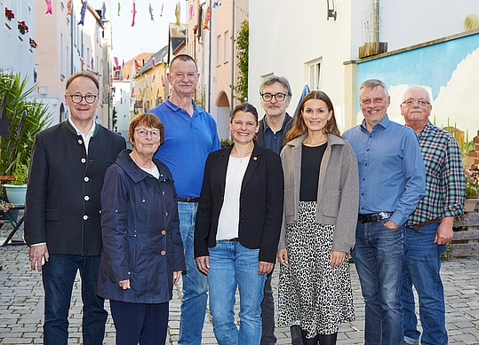 ÖDP-Landesvorsitzende Agnes Becker (4.v.l.) gratulierte dem neuen niederbayerischen ÖDP-Bezirksvorstand zu seiner Wahl (von links): Vorsitzender und Bezirksrat Urban Mangold, die Beisitzer Brigitte Baueregger (Regen), Alois Erber (Rottal-Inn) und Heiko Helmbrecht (Landshut), die stellvertretende niederbayerische ÖDP-Vorsitzende Johanna Seitz (Passau), Bezirksschatzmeister Jörn Rüther (Passau) und Beisitzer Josef Pauli (Freyung-Grafenau). Es fehlt: die stellvertretende ÖDP-Bezirksvorsitzende Gamze Caglar (Kelheim). Foto: Josef Lang.   