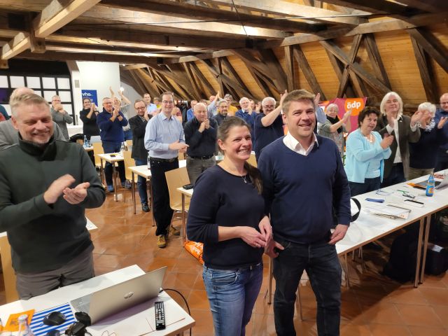im Hintergrund Delegierten, ÖDP-Landesvorsitzenden Agnes Becker und Tobias Ruff