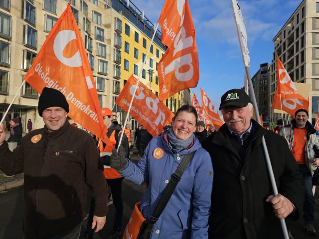 ÖDP-Landesvorsitzenden Agnes Becker (Mitte) und Tobias Ruff (links) mit dem Landesvorsitzenden der Arbeitsgemeinschaft Bäuerliche Landwirtschaft Sepp Schmid
